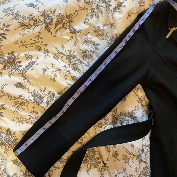 Classic & chic black winter coat with gold details - Picture 4 of 7